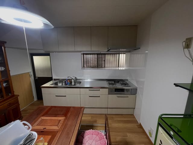 木目の床があるキッチンの施工写真